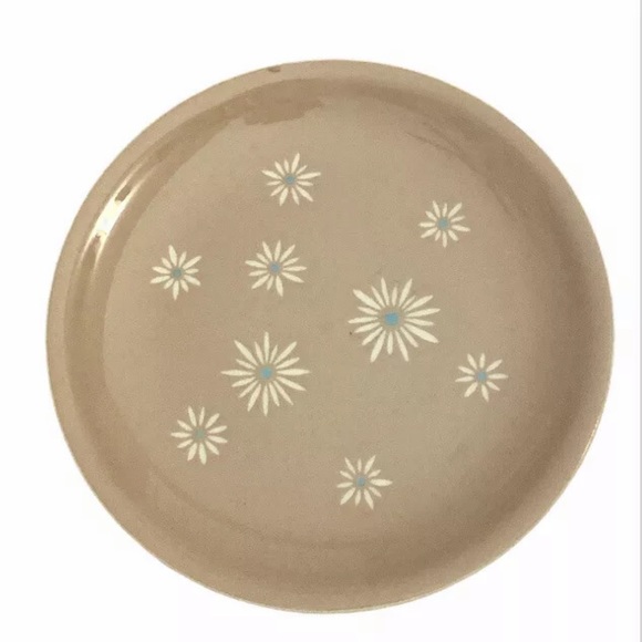 Mid Century Harkerware Dinner Plate Pink Taupe White Daisies Blue Center USA - Picture 1 of 7